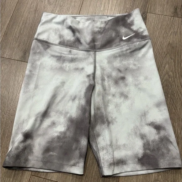 4 NIKE biker shorts gym shorts EUC AND NWT size XS - Picture 6 of 6